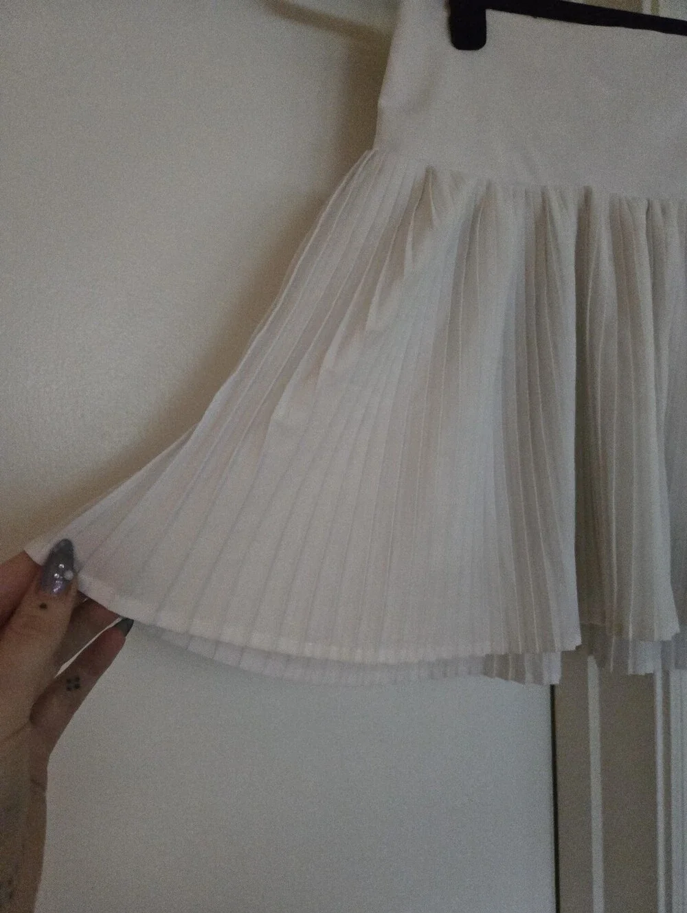 White Pleated Tennis Style Athletic Stretch Skort - Picture 2 of 6
